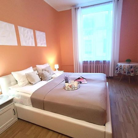 Spacious Old Town Family Peachy 2 Bedrooms Apartment, Nearby The Riga Presidential Castle Экстерьер фото