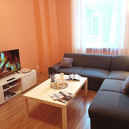 Spacious Old Town Family Peachy 2 Bedrooms Apartment, Nearby The Riga Presidential Castle Экстерьер фото