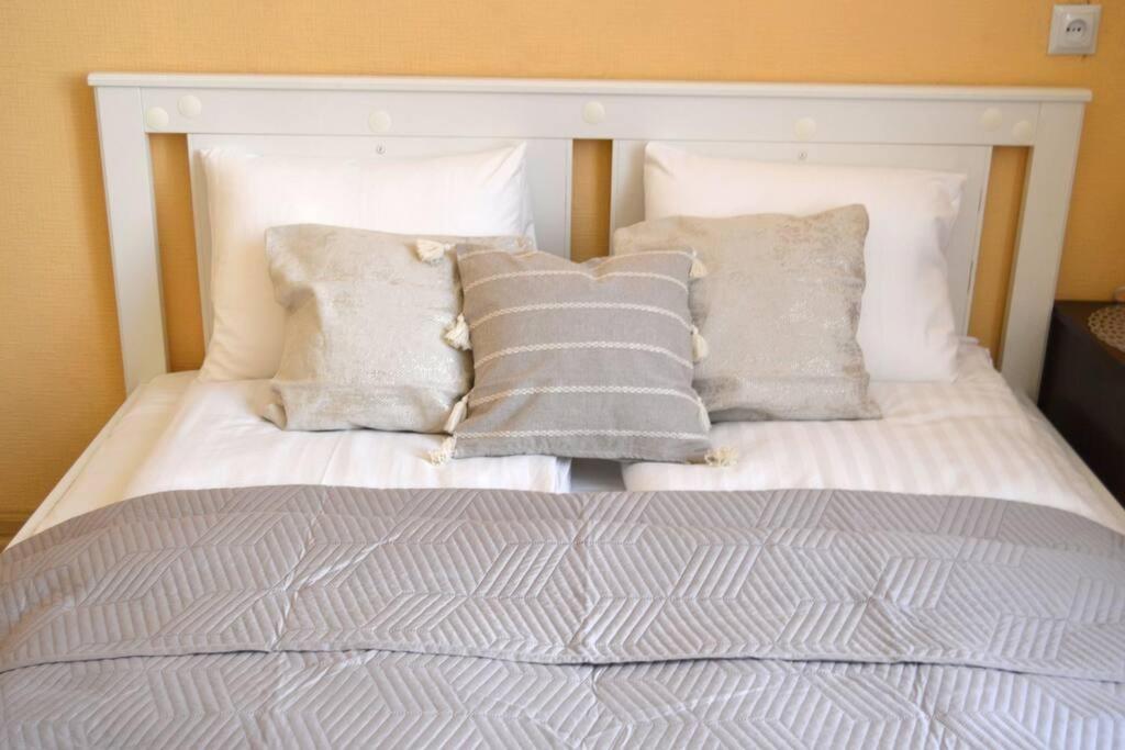 Spacious Old Town Family Peachy 2 Bedrooms Apartment, Nearby The Riga Presidential Castle Экстерьер фото