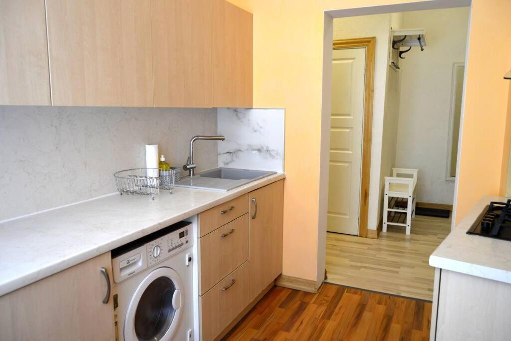 Spacious Old Town Family Peachy 2 Bedrooms Apartment, Nearby The Riga Presidential Castle Экстерьер фото