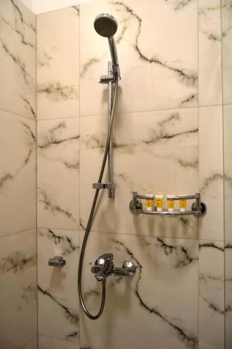 Spacious Old Town Family Peachy 2 Bedrooms Apartment, Nearby The Riga Presidential Castle Экстерьер фото